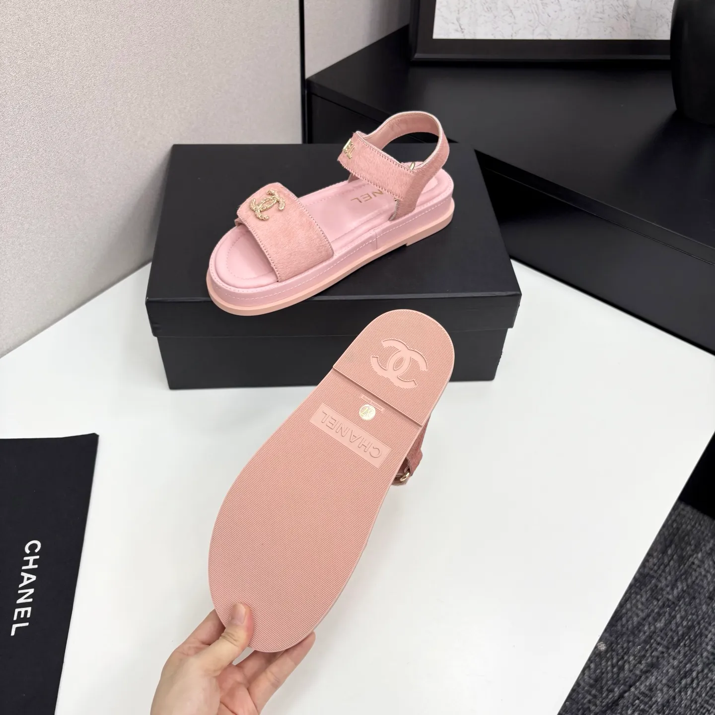 👟👟Ex-factory price 560👟👟Chanel Chanel's new early autumn thick-soled sandals are popular on catwalks on major social platforms. One of the most popular sandals at the moment. Soft and comfortable on the feet. Horsehair upper imported from Italy. Sheepskin feet. Original molded outsole Size: 35-40 (41 customized)